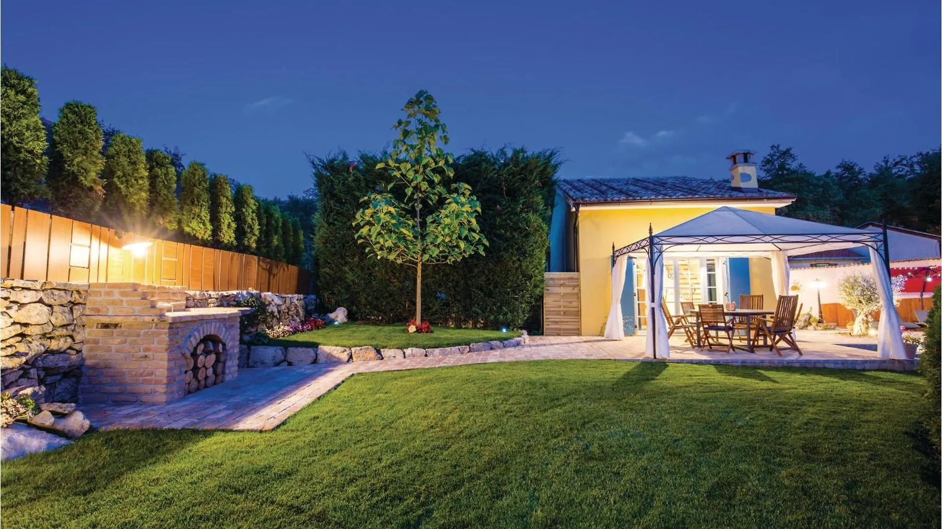 Stunning Home In Jurdani With Wifi Mučići Nyaraló
